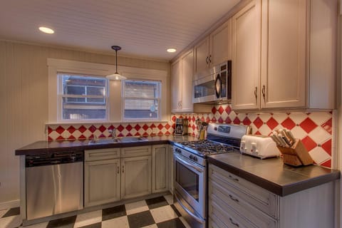 Vanni House - Classic Tahoe Style 2 BR - Sleeps 6 - Hot Tub - Near Palisades & Downtown Tahoe City Casa in Tahoe City