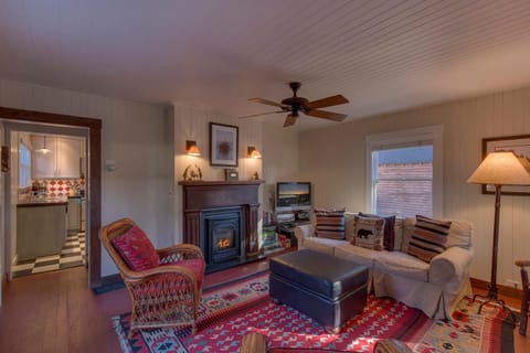 Vanni House - Classic Tahoe Style 2 BR - Sleeps 6 - Hot Tub - Near Palisades & Downtown Tahoe City Maison in Tahoe City