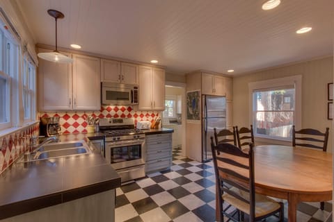 Vanni House - Classic Tahoe Style 2 BR - Sleeps 6 - Hot Tub - Near Palisades & Downtown Tahoe City Haus in Tahoe City