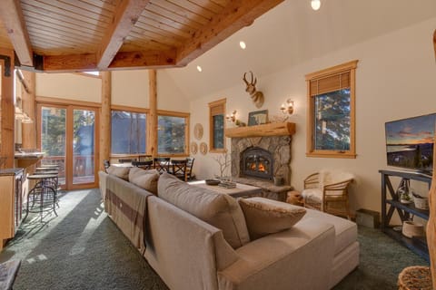 Vista Pines Chalet on the North Shore - Hot Tub, Pool Table, Near Skiing House in Tahoe Vista