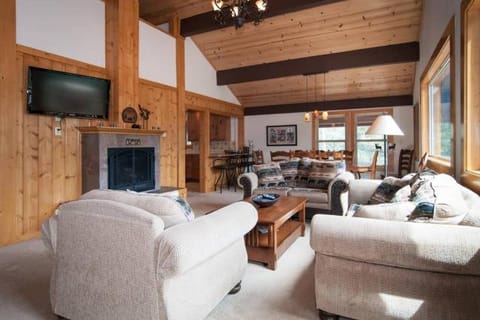 Valley View at Palisades -4 BR w Mountain Views, Pet-Friendly, and Close to Village House in Palisades Tahoe (Olympic Valley)