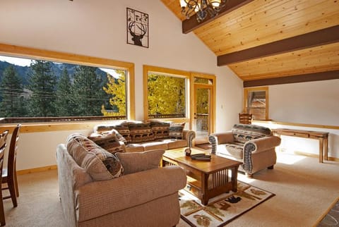 Valley View at Palisades -4 BR w Mountain Views, Pet-Friendly, and Close to Village House in Palisades Tahoe (Olympic Valley)