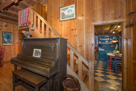 Ward Creek Retreat - Cozy Old Tahoe Cabin w Short Drive to Ski Resorts Pet Friendly Maison in Tahoe City