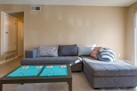 Englewood Condo with Pool Access 1 Mi to Light Rail Appartement in Greenwood Village