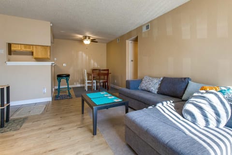 Englewood Condo with Pool Access 1 Mi to Light Rail Apartamento in Greenwood Village