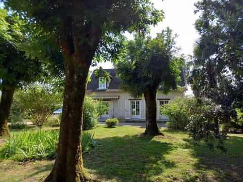Gîte d'Elvire Maison chaleureuse avec jacuzzi privatif et parc arboré House in Bergerac