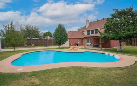 Luxurious Paradise home with Pool hot tub & Game room House in Garland