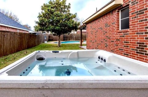 Luxurious Paradise home with Pool hot tub & Game room Casa in Garland