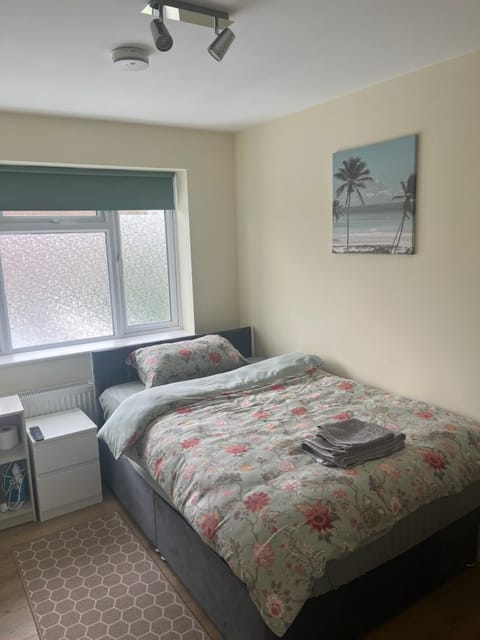 L-Houses Vacation rental in Barking