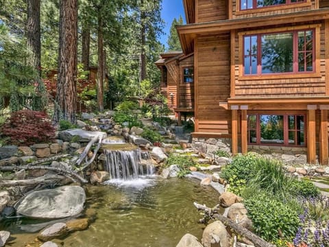 A Touch Of Tuscany In a Lake Tahoe Estate Maison in Incline Village