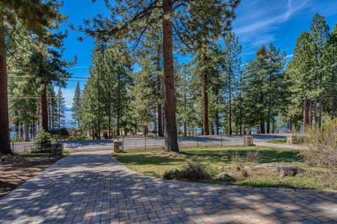 Classic Lake View Tahoe Home Located Lakeshore Blvd Maison in Incline Village