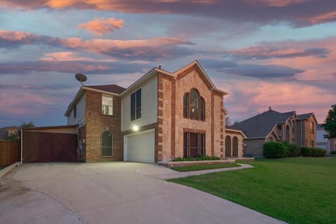 Crazy Big House w spa gym game room and 5BR House in Garland