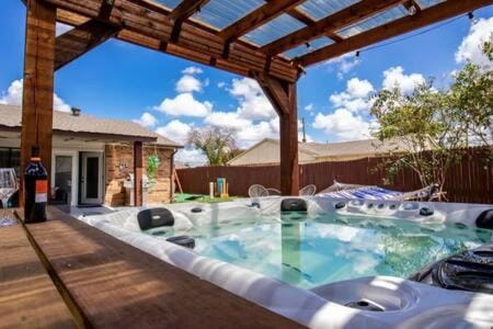 Tropical Getaway with Jacuzzi Spa *kids friendly* Casa in Plano