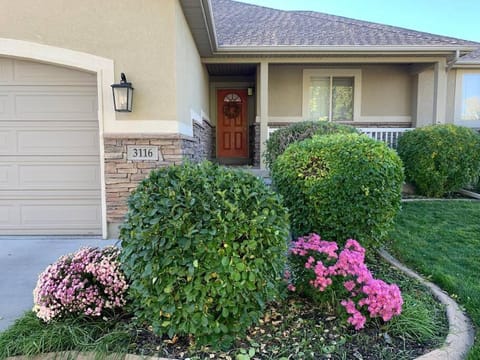 Snug Home with fenced yard Casa in West Valley City