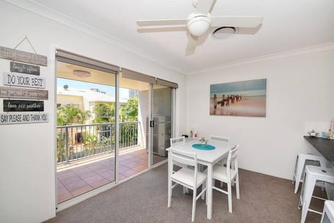 Beautiful 2 Bed Retreat 2 min walk to tramline Apartment in Surfers Paradise