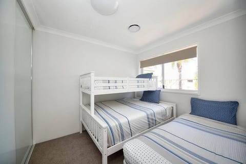 Beautiful 2 Bed Retreat 2 min walk to tramline Apartment in Surfers Paradise