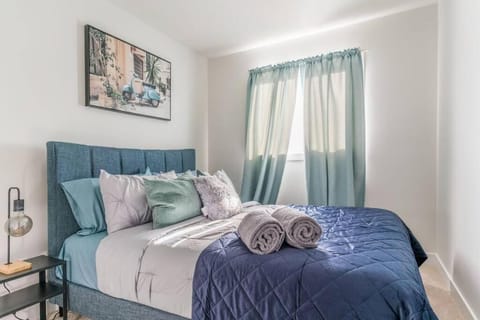 Air conditioned Luxury New 3 Bed House South West Edmonton Apartment in Edmonton