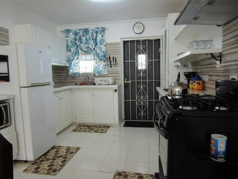 Kitchen or kitchenette, pet friendly, stove