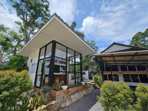 Property building, Patio, Spring, Day, Garden, Lobby or reception, Garden view, locker, locker