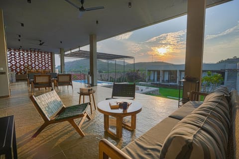 Patio, Natural landscape, View (from property/room), Balcony/Terrace, Seating area, Mountain view, Mountain view, Pool view, Swimming pool, Sunrise, Sunset, sunbed