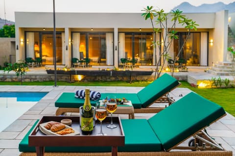 Day, Natural landscape, Seating area, Evening entertainment, Garden view, Mountain view, Pool view, Swimming pool, sunbed