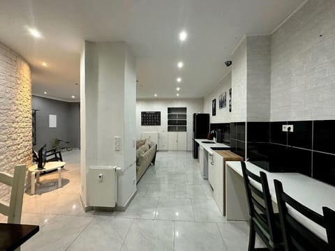 TV and multimedia, Kitchen or kitchenette, Living room, Seating area, Dining area, stove