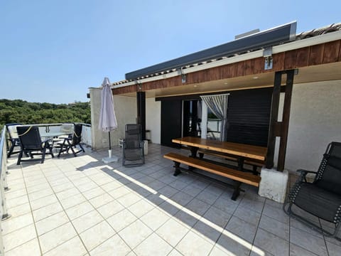 Property building, Balcony/Terrace, Dining area