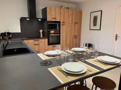 Kitchen or kitchenette, Dining area