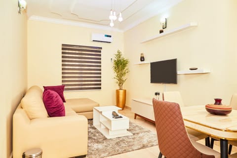 Communal lounge/ TV room, TV and multimedia, Living room, Seating area, Dining area, air conditioner