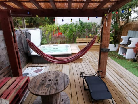 Un p'tit coin de paradis avec jacuzzi Chalet in Carcans