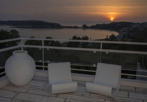 Stunning apartment with sea view by GHH Apartment in Vouliagmeni