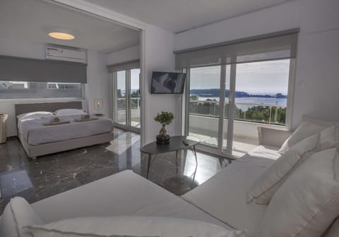 Stunning apartment with sea view by GHH Apartment in Vouliagmeni