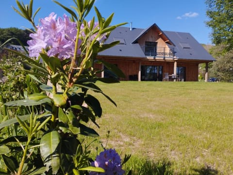 Property building, Patio, Spring, Natural landscape, Garden, Garden view, Landmark view