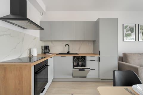 Tasteful Beige Apartment with Parking by Renters Wohnung in Poznan