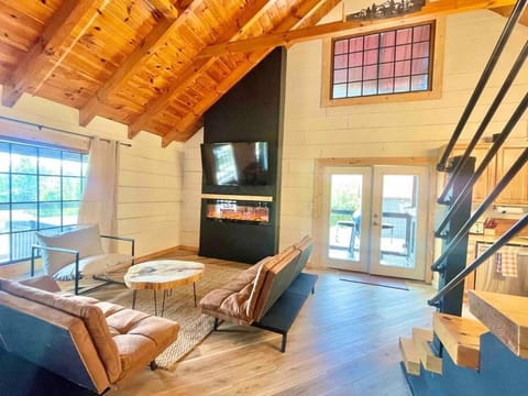 Modern lake side nest• HOTUB Fenced YARD king beds House in Sevierville