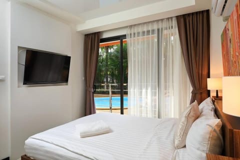 Bed, TV and multimedia, Bedroom, Pool view, towels