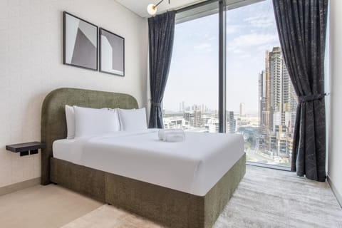 Bed, Photo of the whole room, Bedroom, City view, towels