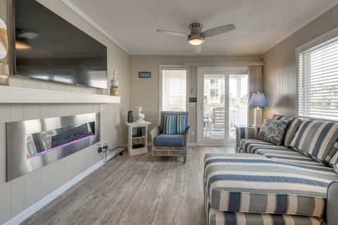 Luxury North Myrtle Beach Condo, Steps to Beach! Appartement in North Myrtle Beach
