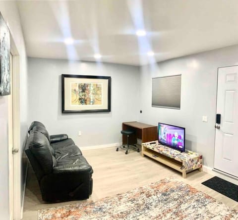 Guesthouse near Disney, Walmart with private parking Condominio in Santa Ana