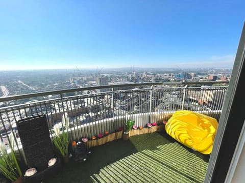 Luxury One-Bedroom Apartment with a View - Barking Condo in Barking