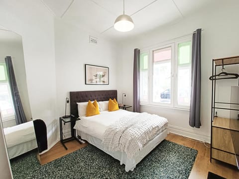 Stylish Queen Room 1Min Walk to Station 5Min to City 10Min to Airport Alojamento de férias in Marrickville