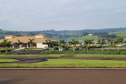 Riviera de Santa Cristina III, piscina e represa, tijolinho vermelho House in State of Paraná