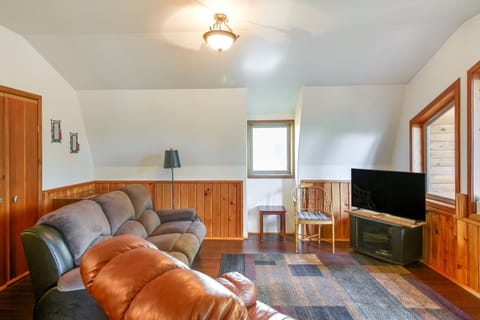 Forested Coffman Cove Cabin with Wood-Burning Stove! Casa in Prince of Wales Island