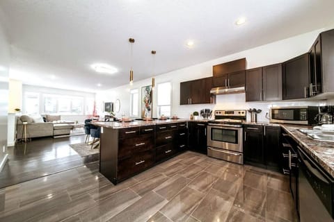 3B Executive Home - All King Beds - Fireplace - Garage Condo in Edmonton