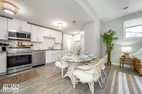 BoHo Chic Suite - Long Stays - Fireplace - Garage Apartment in Edmonton