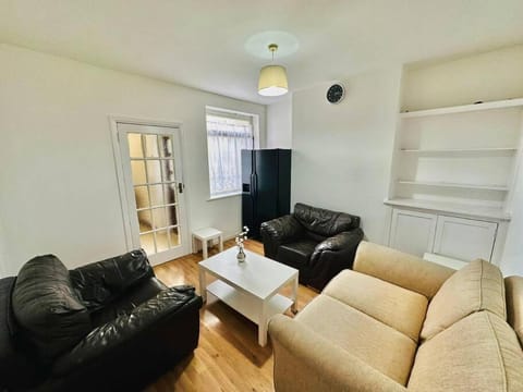 Spacious Lovely 4 Bedroom House House in Ilford