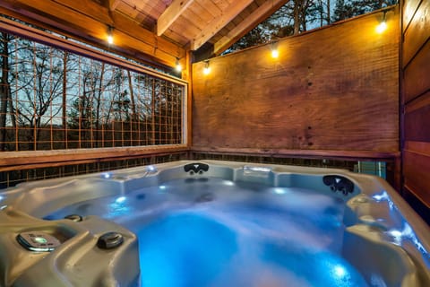 Incredible Views, Game Rm, Hottub, Fireplace, Bbq House in Pigeon Forge