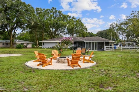 Spacious 4 Bedroom Entire Home, Tampa, Fire Pit Haus in Lake Magdalene