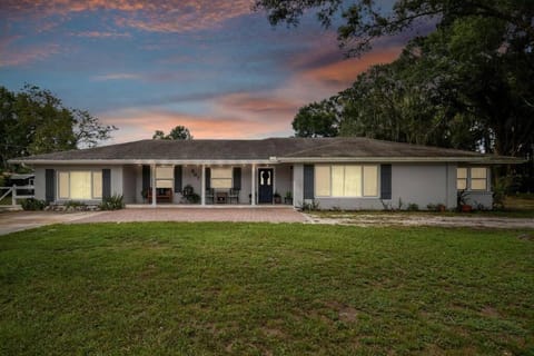 Spacious 4 Bedroom Entire Home, Tampa, Fire Pit Casa in Lake Magdalene