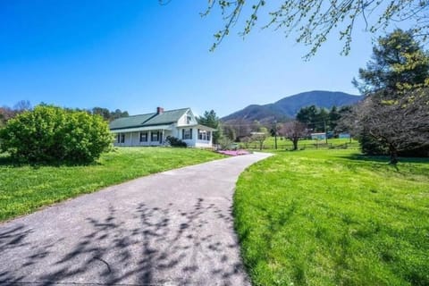 Wears Valley Farmhouse with lovely views House in Sevier County